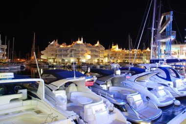 Görünümü apartments, gece, Benalmadena, İspanya ve liman ve yat.