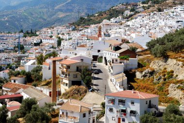 Merkezi, Competa, İspanya için varsayım (La Asuncion) kilise kule ile şehrin görünümü.