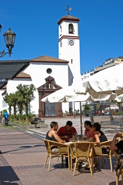 Plaza de la Constitucion kilisenin arka Fuengirola, İspanya ile kaldırım kafe.