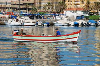 Geleneksel balıkçı tekneleri ve balıkçı tekneleri ve liman, Fuengirola, İspanya.
