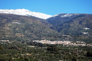 Şehir ve kırsal kesimde Lecrin Vale görünümünü doğru kar manzaralı şapkalı Sierra Nevada Dağları, Orgiva, İspanya.
