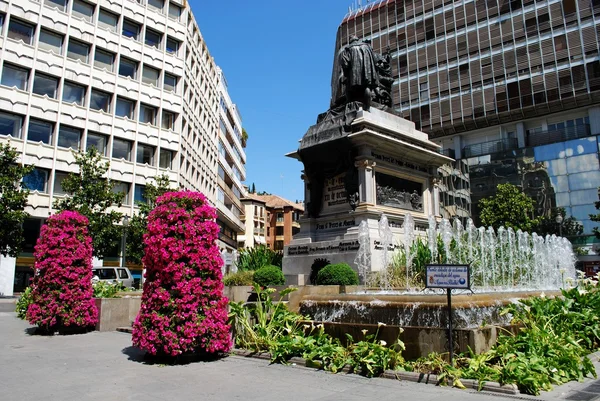 Emlékmű, hogy Ferdinánd és Izabella a Plaza Isabel la Catolica, Granada, Spanyolország. — Stock Fotó
