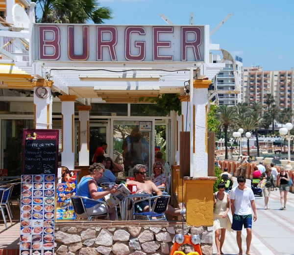 Café pavimento de estilo inglés a lo largo del paseo marítimo, Benalmádena, España . — Foto de Stock