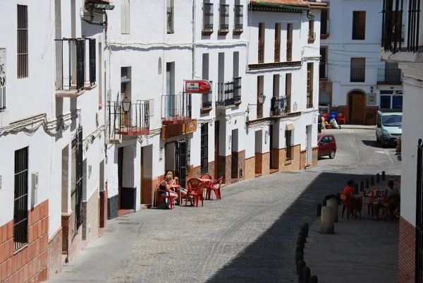 Les gens se détendre dans les bars le long d'une rue de la ville, Alora, Espagne . — Photo
