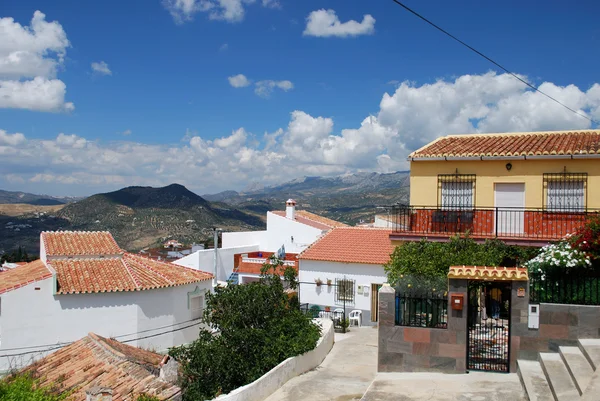 Pohled na vesnici střechy směrem k horám, Periana, Španělsko. — Stock fotografie