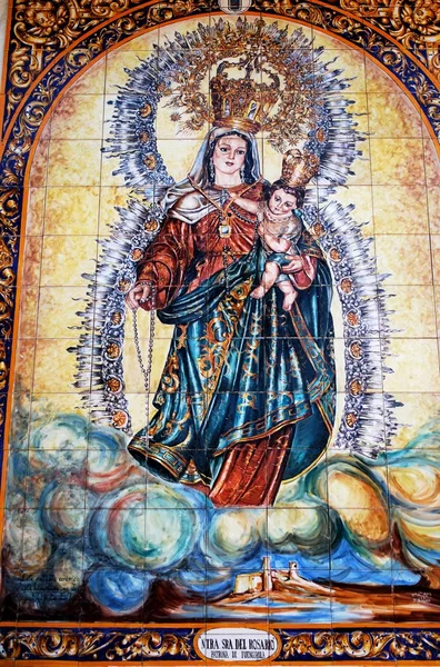 Надпись с покровителем Фуэнхиролы на стене церкви на площади Plaza de la Constitucion, Фуэнхирола, Испания . — стоковое фото