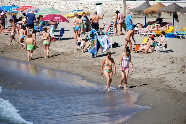 Urlauber entspannen am Strand, fuengirola, spanien. — Stockfoto