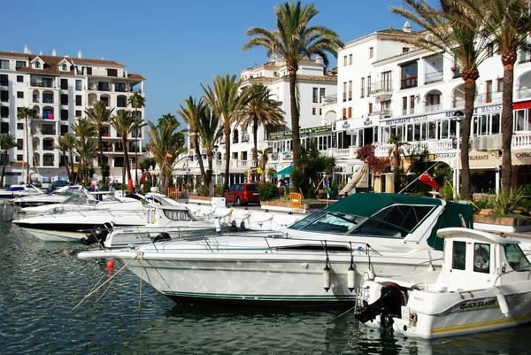 Jachten en boten in de jachthaven omringd door appartementen en restaurants, Puerto Duquesa. — Stockfoto