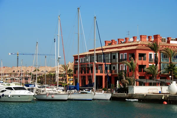 Yachter och båtar i marinan med byggnader till baksidan, Puerto Sotogrande, Spanien. — Stockfoto