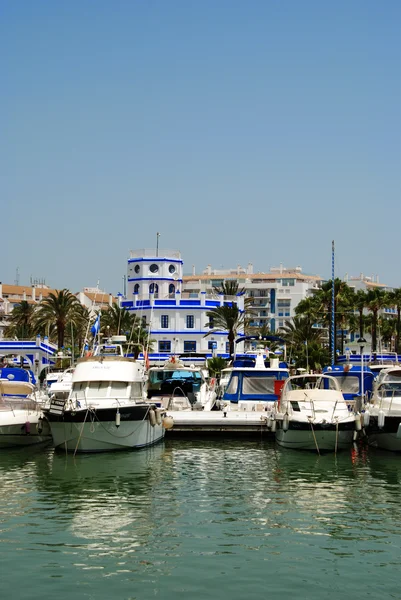 Uitzicht op de boten en jachten in de jachthaven met de haven masters kantoor aan de achterzijde, Estepona, Spanje. — Stockfoto