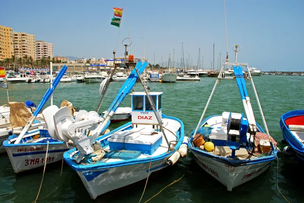 Tradiční rybářské lodě v přístavu s jachtami a přístavu dozadu, Estepona, Španělsko. — Stock fotografie