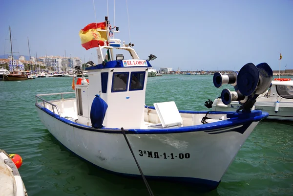 Традиційні іспанські риболовецьке судно в порту з яхти в Марині в тил, Естепона, Іспанія. — стокове фото