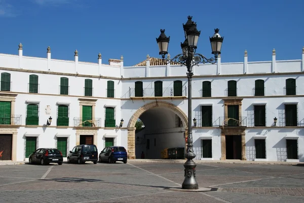 Vitkalkade byggnader i Plaza de San Jose, Aguilar de la Frontera, Spanien. — Stockfoto