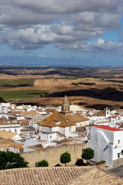 Weergave van witte dorp en het omringende platteland, Medina Sidonia, Spanje. — Stockfoto