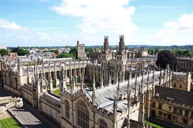 Tüm ruhlar College Üniversitesi St Mary Kilisesi spire, Oxford görülen yükseltilmiş görünümü.