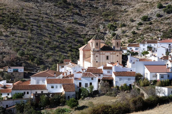 Vista de la ciudad y la iglesia, Alpandeire, España . — Foto de Stock