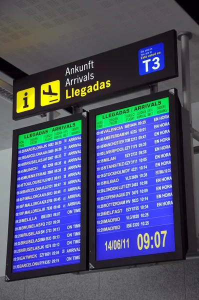 Flight arrival monitors at the arrivals hall in terminal three, Malaga Airport, Malaga, Spain. — Stock Photo, Image