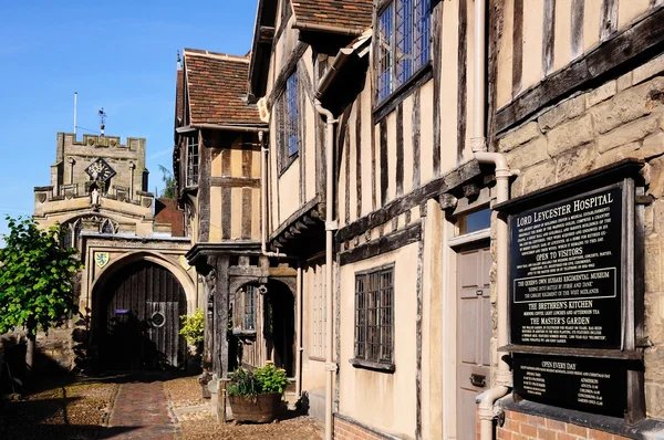 Blick auf das Lord-leycester-Krankenhaus und die St. James-Kapelle entlang der High Street, Warwick. — Stockfoto