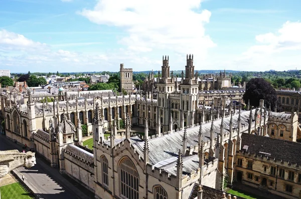 Элементарный вид на Колледж Всех Душ с университетской церкви Святой Марии на шпиле Оксфорда . — стоковое фото
