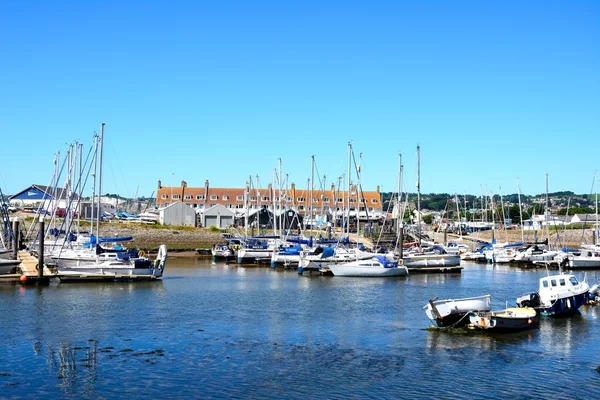 Yachten und Fischerboote im Hafen festgemacht, Axmouth. — Stockfoto