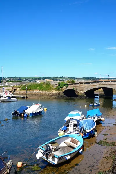 Vissersboten afgemeerd in de haven met de stenen brug aan de achterzijde, Axmouth. — Stockfoto