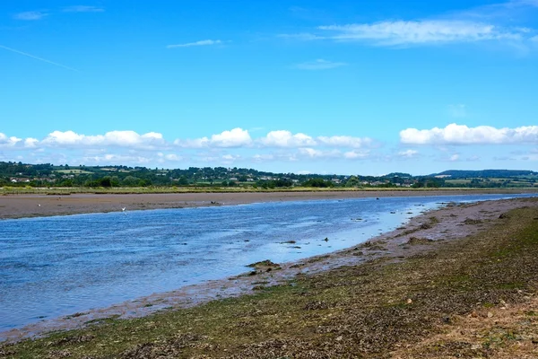 Vista do outro lado do rio Axe em direção à paisagem circundante, Axmouth . — Fotografia de Stock