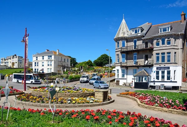 Jolies parterres de fleurs sur une île de trafic avec des bâtiments municipaux à l'arrière, Seaton . — Photo