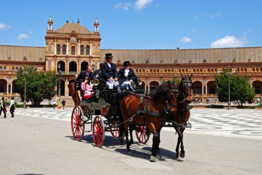 At arabaları, Plaza de Espana, Sevilla, İspanya.