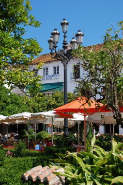 Kaldırım kafeleri turuncu kare, Marbella, İspanya.