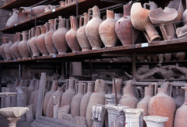 Panelas e jarros romanos em armazém, Pompeia, Itália . — Fotografia de Stock