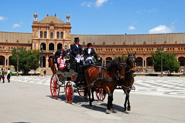 Carros tirados por caballos en la Plaza de España, Sevilla, España . —  Fotos de Stock