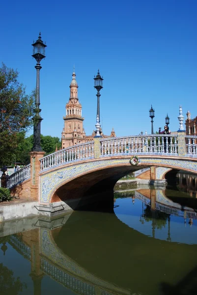 運河とプラザ デ トロス、セビリア、スペインの歩道橋. — ストック写真