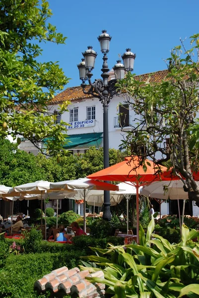 Kaldırım kafeleri turuncu kare, Marbella, İspanya.