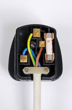 İngilizce 3 PIN 13 amp tak içinde.