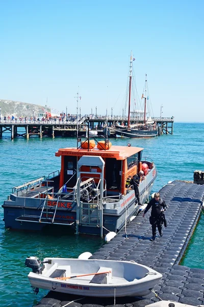 ダイビングボートは、後部に桟橋とポンツーンと一緒に係留, スワネージ. — ストック写真