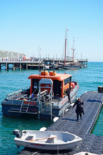 Barco de buceo amarrado junto a un pontón con el muelle en la parte trasera, Swanage . — Foto de Stock