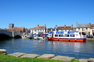 Köprü ve kasaba, Wareham doğru manzaralı nehir üzerinde demirlemiş tekneler.