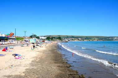 Plaj boyunca ayarı, Swanage zevk tatilciler ile göster.