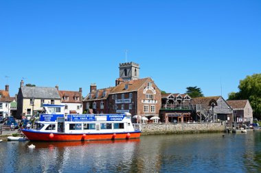 Eski tahıl ambarı ve Bayan St Mary Kilisesi, Wareham doğru manzaralı Nehri üzerinde tekne.