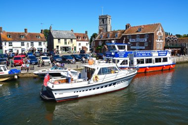 Eski tahıl ambarı ve Bayan St Mary Kilisesi, Wareham doğru manzaralı Nehri üzerinde tekne.