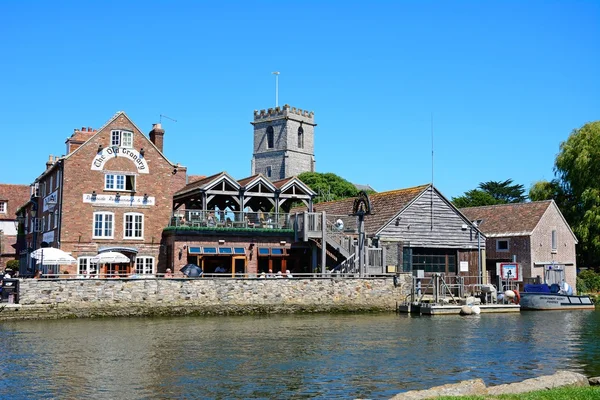 View across the river towards The Old Granary and Lady St Mary church, Wareham. — Stock Photo, Image