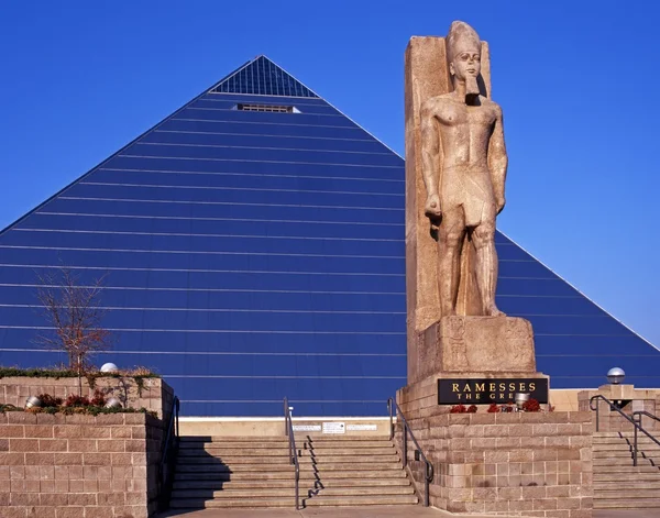 La Pyramide Arena avec une statue de Ramsès au premier plan, Memphis . — Photo
