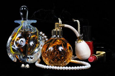 Parfüm atomize şişe, siyah bir arka plan karşı stoper ve mücevher ile Parfüm şişesi.