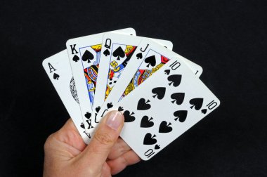 Floş Royal Poker eli tutan bir kadın.