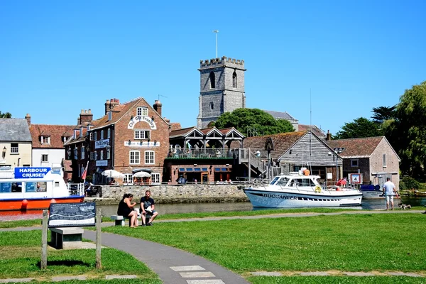 Bateaux sur la rivière avec vue sur le Vieux Grenier et l'église Lady St Mary, Wareham . — Photo