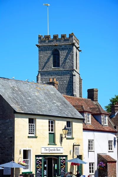 Die Kaimauer Scheune bed and breakfast mit lady st Mary Kirchturm auf der Rückseite, wareham. — Stockfoto