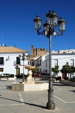 Ferforje sokak lambası ve taş çeşme Kent Meydanı, Osuna, İspanya.