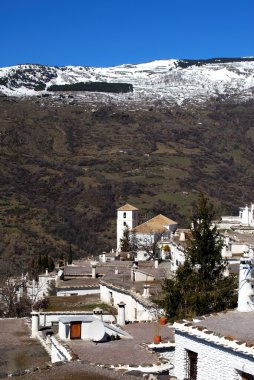 Şapkalı kar doğru şehir rooftops üzerinde genel görünümü dağlar, Bubion, İspanya.