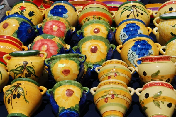 Kolorowe ściany ceramiczne garnki na sprzedaż w Markecie, Benalmádena, Hiszpania. — Zdjęcie stockowe