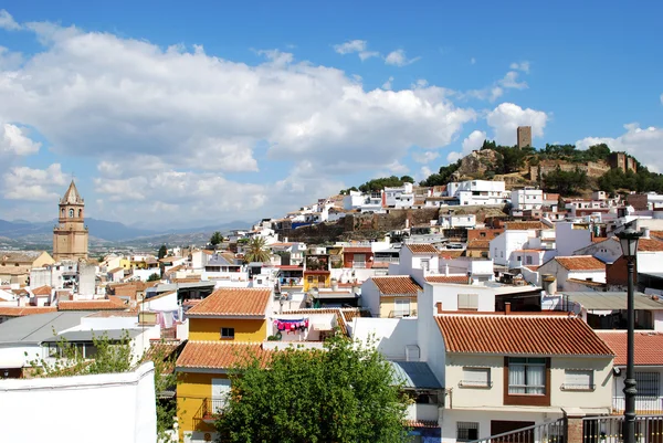 Vista da igreja e telhados da cidade com o castelo para trás, Velez Málaga, Espanha . — Fotografia de Stock